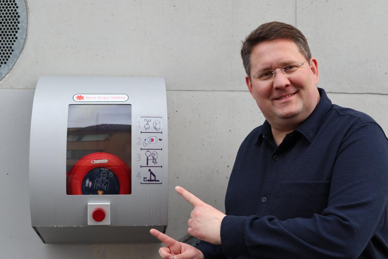 Defibrillatoren endlich installiert!